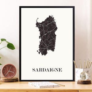 Carte sardaigne graphisme épuré, Décoration style sardaigne, Cadeau souvenir sardaigne, Poster couleur ardoise sardaigne, Affiche amoureux sardaigne, Affiche sardaigne, Affiche style sardaigne, Décoration minimaliste, Décoration murale tendance, Décoration bureau entreprise, Cadeau homme, Cadeau papa, Cadeau maman, Cadeau de noel, Décoration noir et blanc, Cadeau idéal homme, Cadeau idéal femme, Cadeau unique, Cadeau personnalisé, Cadeau anniversaire, Cadeau de rencontre, Cadeau de mariage