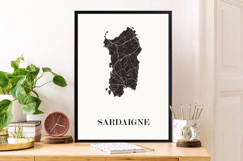 Carte sardaigne graphisme épuré, Décoration style sardaigne, Cadeau souvenir sardaigne, Poster couleur ardoise sardaigne, Affiche amoureux sardaigne, Affiche sardaigne, Affiche style sardaigne, Décoration minimaliste, Décoration murale tendance, Décoration bureau entreprise, Cadeau homme, Cadeau papa, Cadeau maman, Cadeau de noel, Décoration noir et blanc, Cadeau idéal homme, Cadeau idéal femme, Cadeau unique, Cadeau personnalisé, Cadeau anniversaire, Cadeau de rencontre, Cadeau de mariage