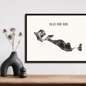 Carte ile de ré graphisme épuré, Décoration style rethais, Cadeau souvenir ile de ré, Poster couleur ardoise ile de ré, Affiche amoureux ile de ré, Affiche ile de ré, Affiche style scandinave, Décoration minimaliste, Décoration murale tendance, Décoration bureau entreprise, Cadeau homme, Cadeau papa, Cadeau maman, Cadeau de noel, Décoration noir et blanc, Cadeau idéal homme, Cadeau idéal femme, Cadeau unique, Cadeau personnalisé, Cadeau anniversaire, Cadeau rencontre, Cadeau mariage personnalisé