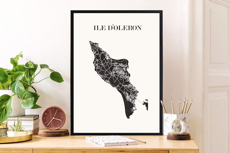 Carte île oléron graphisme épuré, Décoration style île oléron, Cadeau souvenir oléron, Affiche scandinave, Affiche amoureux île oléron, Affiche île oléron, Décoration minimaliste, Poster couleur ardoise à accrocher, Décoration murale tendance, Décoration réalisée par un créateur, Cadeau homme, Cadeau papa, Cadeau maman, Cadeau de noel, Décoration noir et blanc, Cadeau idéal homme, Cadeau idéal femme, Cadeau unique, Cadeau personnalisé, Cadeau anniversaire, Cadeau de rencontre, Cadeau de mariage,