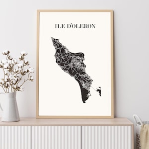 Carte île oléron graphisme épuré, Décoration style île oléron, Cadeau souvenir oléron, Affiche scandinave, Affiche amoureux île oléron, Affiche île oléron, Décoration minimaliste, Poster couleur ardoise à accrocher, Décoration murale tendance, Décoration réalisée par un créateur, Cadeau homme, Cadeau papa, Cadeau maman, Cadeau de noel, Décoration noir et blanc, Cadeau idéal homme, Cadeau idéal femme, Cadeau unique, Cadeau personnalisé, Cadeau anniversaire, Cadeau de rencontre, Cadeau de mariage