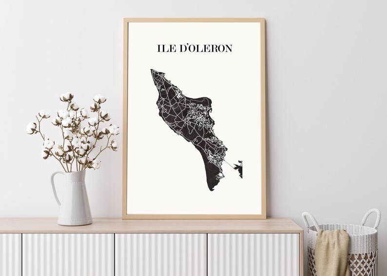 Carte île oléron graphisme épuré, Décoration style île oléron, Cadeau souvenir oléron, Affiche scandinave, Affiche amoureux île oléron, Affiche île oléron, Décoration minimaliste, Poster couleur ardoise à accrocher, Décoration murale tendance, Décoration réalisée par un créateur, Cadeau homme, Cadeau papa, Cadeau maman, Cadeau de noel, Décoration noir et blanc, Cadeau idéal homme, Cadeau idéal femme, Cadeau unique, Cadeau personnalisé, Cadeau anniversaire, Cadeau de rencontre, Cadeau de mariage
