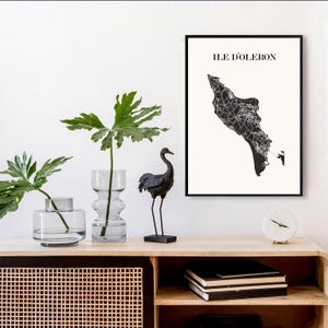 Carte île oléron graphisme épuré, Décoration style île oléron, Cadeau souvenir oléron, Affiche scandinave, Affiche amoureux île oléron, Affiche île oléron, Décoration minimaliste, Poster couleur ardoise à accrocher, Décoration murale tendance, Décoration réalisée par un créateur, Cadeau homme, Cadeau papa, Cadeau maman, Cadeau de noel, Décoration noir et blanc, Cadeau idéal homme, Cadeau idéal femme, Cadeau unique, Cadeau personnalisé, Cadeau anniversaire, Cadeau de rencontre, Cadeau de mariage