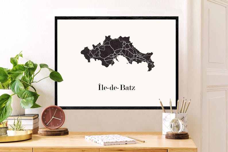 Carte île de Batz graphisme épuré. Décoration style Breton. Cadeau souvenir Bretagne. Affiche scandinave. Affiche amoureux Bretagne. Affiche île de Batz. Décoration minimaliste. Poster couleur ardoise à accrocher. Décoration murale tendance. Décoration réalisée par un créateur. Cadeau homme. Cadeau papa. Cadeau maman. Cadeau de noel. Décoration noir et blanc. Cadeau idéal homme. Cadeau idéal femme. Cadeau unique. Cadeau personnalisé. Cadeau anniversaire. Cadeau de rencontre. Cadeau de mariage.