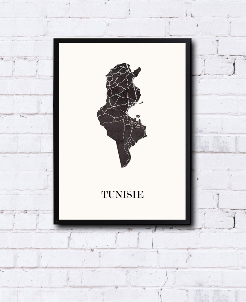 Carte de tunisie graphisme épuré, Décoration tunisienne, Cadeau souvenir tunisie, Affiche style scandinave, Affiche amoureux tunisie, Affiche tunisie, Décoration minimaliste, Poster couleur ardoise à accrocher, Décoration murale tendance, Décoration réalisée par un créateur, Cadeau homme, Cadeau papa, Cadeau maman, Cadeau de noel, Décoration noir et blanc, Cadeau idéal homme, Cadeau idéal femme, Cadeau unique, Cadeau personnalisé, Cadeau anniversaire, Cadeau de rencontre, Cadeau de mariage,