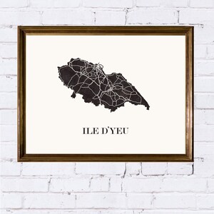 Carte île yeu vendée graphisme épuré, Décoration style vendée, Cadeau souvenir île yeu, Affiche style scandinave, Affiche amoureux île yeu, Affiche île yeu, Décoration minimaliste, Poster couleur ardoise à accrocher, Décoration murale tendance, Décoration réalisée par un créateur, Cadeau homme, Cadeau papa, Cadeau maman, Cadeau de noel, Décoration noir et blanc, Cadeau idéal homme, Cadeau idéal femme, Cadeau unique, Cadeau personnalisé, Cadeau anniversaire, Cadeau de rencontre, Cadeau de mariage