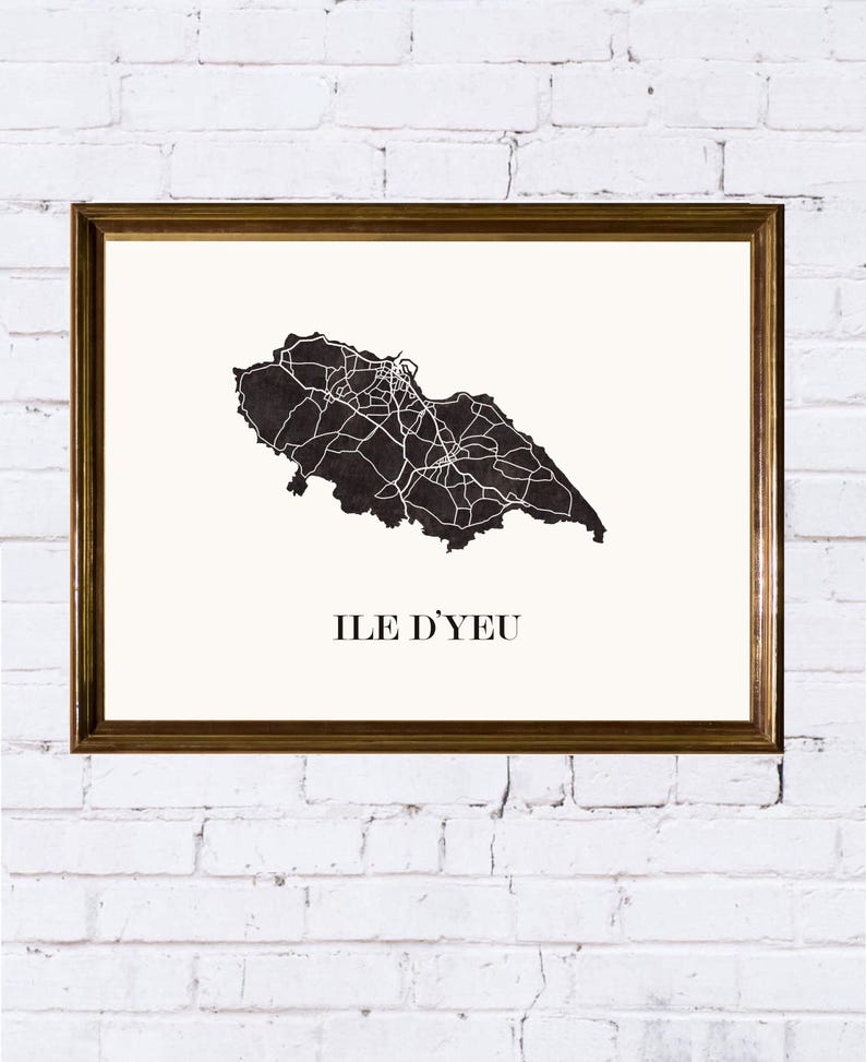 Carte île yeu vendée graphisme épuré, Décoration style vendée, Cadeau souvenir île yeu, Affiche style scandinave, Affiche amoureux île yeu, Affiche île yeu, Décoration minimaliste, Poster couleur ardoise à accrocher, Décoration murale tendance, Décoration réalisée par un créateur, Cadeau homme, Cadeau papa, Cadeau maman, Cadeau de noel, Décoration noir et blanc, Cadeau idéal homme, Cadeau idéal femme, Cadeau unique, Cadeau personnalisé, Cadeau anniversaire, Cadeau de rencontre, Cadeau de mariage