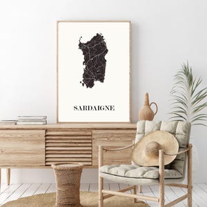 Carte sardaigne graphisme épuré, Décoration style sardaigne, Cadeau souvenir sardaigne, Poster couleur ardoise sardaigne, Affiche amoureux sardaigne, Affiche sardaigne, Affiche style sardaigne, Décoration minimaliste, Décoration murale tendance, Décoration bureau entreprise, Cadeau homme, Cadeau papa, Cadeau maman, Cadeau de noel, Décoration noir et blanc, Cadeau idéal homme, Cadeau idéal femme, Cadeau unique, Cadeau personnalisé, Cadeau anniversaire, Cadeau de rencontre, Cadeau de mariage