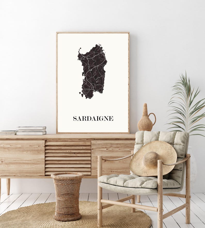 Carte sardaigne graphisme épuré, Décoration style sardaigne, Cadeau souvenir sardaigne, Poster couleur ardoise sardaigne, Affiche amoureux sardaigne, Affiche sardaigne, Affiche style sardaigne, Décoration minimaliste, Décoration murale tendance, Décoration bureau entreprise, Cadeau homme, Cadeau papa, Cadeau maman, Cadeau de noel, Décoration noir et blanc, Cadeau idéal homme, Cadeau idéal femme, Cadeau unique, Cadeau personnalisé, Cadeau anniversaire, Cadeau de rencontre, Cadeau de mariage