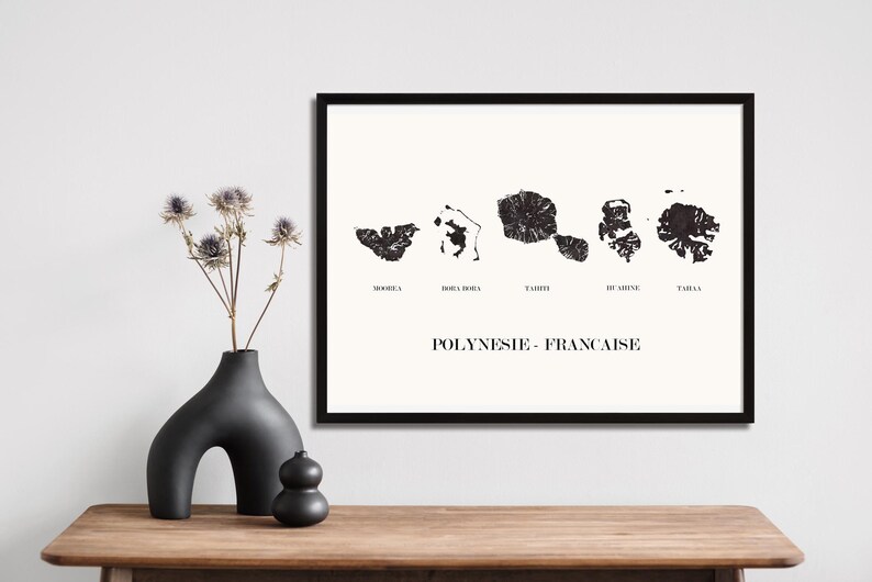 Carte polynésie francaise graphisme épuré, Décoration style polynésien, Cadeau souvenir polynésie, Poster polynésie, Affiche amoureux polynésie, Affiche polynésie, Affiche style scandinave, Décoration minimaliste, Décoration murale tendance, Décoration bureau entreprise, Cadeau homme, Cadeau papa, Cadeau maman, Cadeau de noel, Décoration noir et blanc, Cadeau idéal homme, Cadeau idéal femme, Cadeau unique, Cadeau personnalisé, Cadeau anniversaire, Cadeau de rencontre, Cadeau de mariage, tahiti