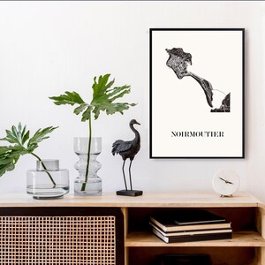 Carte noirmoutier graphisme épuré, Décoration style vendée, Cadeau souvenir noirmoutier, Affiche style scandinave, Affiche amoureux île noirmoutier, Affiche noirmoutier, Décoration minimaliste, Poster couleur ardoise à accrocher, Décoration murale tendance, Décoration réalisée par un créateur, Cadeau homme, Cadeau papa, Cadeau maman, Décoration noir et blanc, Cadeau idéal homme, Cadeau idéal femme, Cadeau unique, Cadeau personnalisé, Cadeau anniversaire, Cadeau de rencontre, Cadeau de mariage