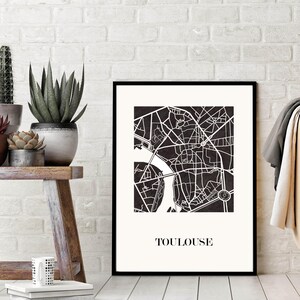 Carte de toulouse graphisme épuré, Décoration style toulouse, Cadeau souvenir toulouse, Affiche style scandinave, Affiche amoureux toulouse, Affiche toulouse, Décoration minimaliste, Poster couleur ardoise, Décoration murale tendance, Décoration réalisée par un créateur, Cadeau homme, Cadeau papa, Cadeau maman, Cadeau de noel, Décoration noir et blanc, Cadeau idéal homme, Cadeau idéal femme, Cadeau unique, Cadeau personnalisé, Cadeau anniversaire, Cadeau de rencontre, Cadeau de mariage