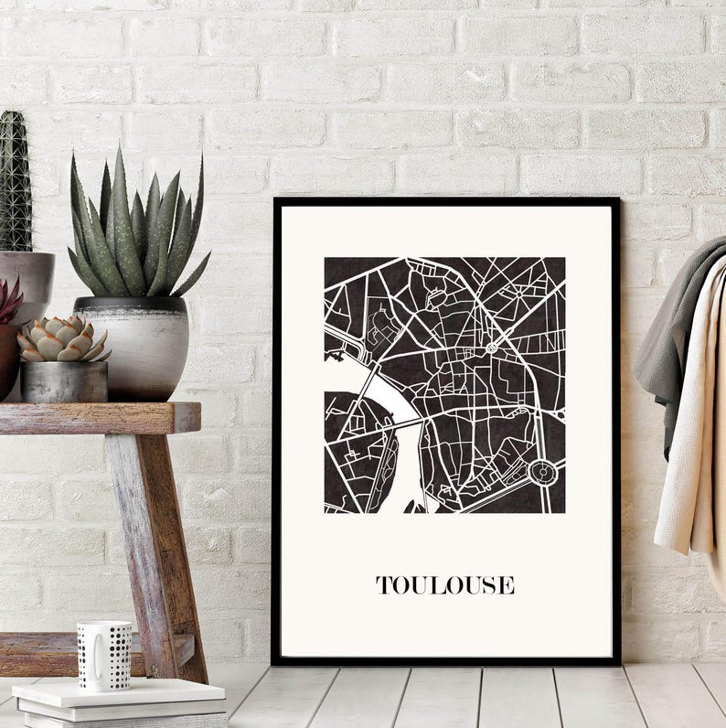 Carte de toulouse graphisme épuré, Décoration style toulouse, Cadeau souvenir toulouse, Affiche style scandinave, Affiche amoureux toulouse, Affiche toulouse, Décoration minimaliste, Poster couleur ardoise, Décoration murale tendance, Décoration réalisée par un créateur, Cadeau homme, Cadeau papa, Cadeau maman, Cadeau de noel, Décoration noir et blanc, Cadeau idéal homme, Cadeau idéal femme, Cadeau unique, Cadeau personnalisé, Cadeau anniversaire, Cadeau de rencontre, Cadeau de mariage