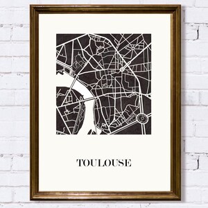 Carte de toulouse graphisme épuré, Décoration style toulouse, Cadeau souvenir toulouse, Affiche style scandinave, Affiche amoureux toulouse, Affiche toulouse, Décoration minimaliste, Poster couleur ardoise, Décoration murale tendance, Décoration réalisée par un créateur, Cadeau homme, Cadeau papa, Cadeau maman, Cadeau de noel, Décoration noir et blanc, Cadeau idéal homme, Cadeau idéal femme, Cadeau unique, Cadeau personnalisé, Cadeau anniversaire, Cadeau de rencontre, Cadeau de mariage