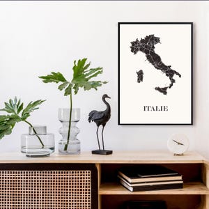 Carte italie graphisme épuré, Décoration style italie, Cadeau souvenir italie, Affiche style scandinave, Affiche amoureux italie, Affiche italie, Décoration minimaliste, Poster couleur ardoise à accrocher, Décoration murale tendance, Décoration réalisée par un créateur, Cadeau homme, Cadeau papa, Cadeau maman, Cadeau de noel, Décoration noir et blanc, Cadeau idéal homme, Cadeau idéal femme, Cadeau unique, Cadeau personnalisé, Cadeau anniversaire, Cadeau de rencontre, Cadeau de mariage