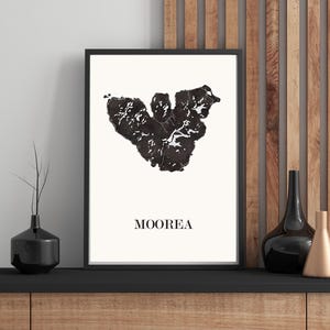 Carte Moorea graphisme épuré. Décoration style Polynésien. Cadeau souvenir Moorea. Affiche style scandinave. Affiche amoureux Polynésie. Affiche Polynésie. Décoration minimaliste. Poster couleur ardoise à accrocher. Décoration murale tendance. Décoration réalisée par un créateur. Cadeau homme. Cadeau papa. Cadeau maman. Cadeau de noel. Décoration noir et blanc. Cadeau idéal homme. Cadeau idéal femme. Cadeau unique. Cadeau personnalisé. Cadeau anniversaire. Cadeau de rencontre. Cadeau de mariage.
