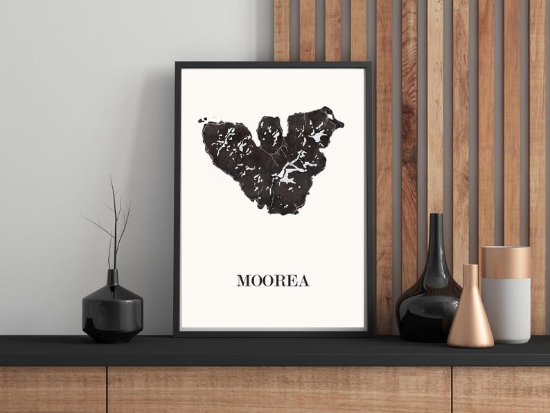 Carte Moorea graphisme épuré. Décoration style Polynésien. Cadeau souvenir Moorea. Affiche style scandinave. Affiche amoureux Polynésie. Affiche Polynésie. Décoration minimaliste. Poster couleur ardoise à accrocher. Décoration murale tendance. Décoration réalisée par un créateur. Cadeau homme. Cadeau papa. Cadeau maman. Cadeau de noel. Décoration noir et blanc. Cadeau idéal homme. Cadeau idéal femme. Cadeau unique. Cadeau personnalisé. Cadeau anniversaire. Cadeau de rencontre. Cadeau de mariage.