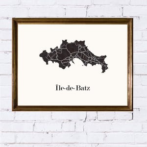 Carte île de Batz graphisme épuré. Décoration style Breton. Cadeau souvenir Bretagne. Affiche scandinave. Affiche amoureux Bretagne. Affiche île de Batz. Décoration minimaliste. Poster couleur ardoise à accrocher. Décoration murale tendance. Décoration réalisée par un créateur. Cadeau homme. Cadeau papa. Cadeau maman. Cadeau de noel. Décoration noir et blanc. Cadeau idéal homme. Cadeau idéal femme. Cadeau unique. Cadeau personnalisé. Cadeau anniversaire. Cadeau de rencontre. Cadeau de mariage.