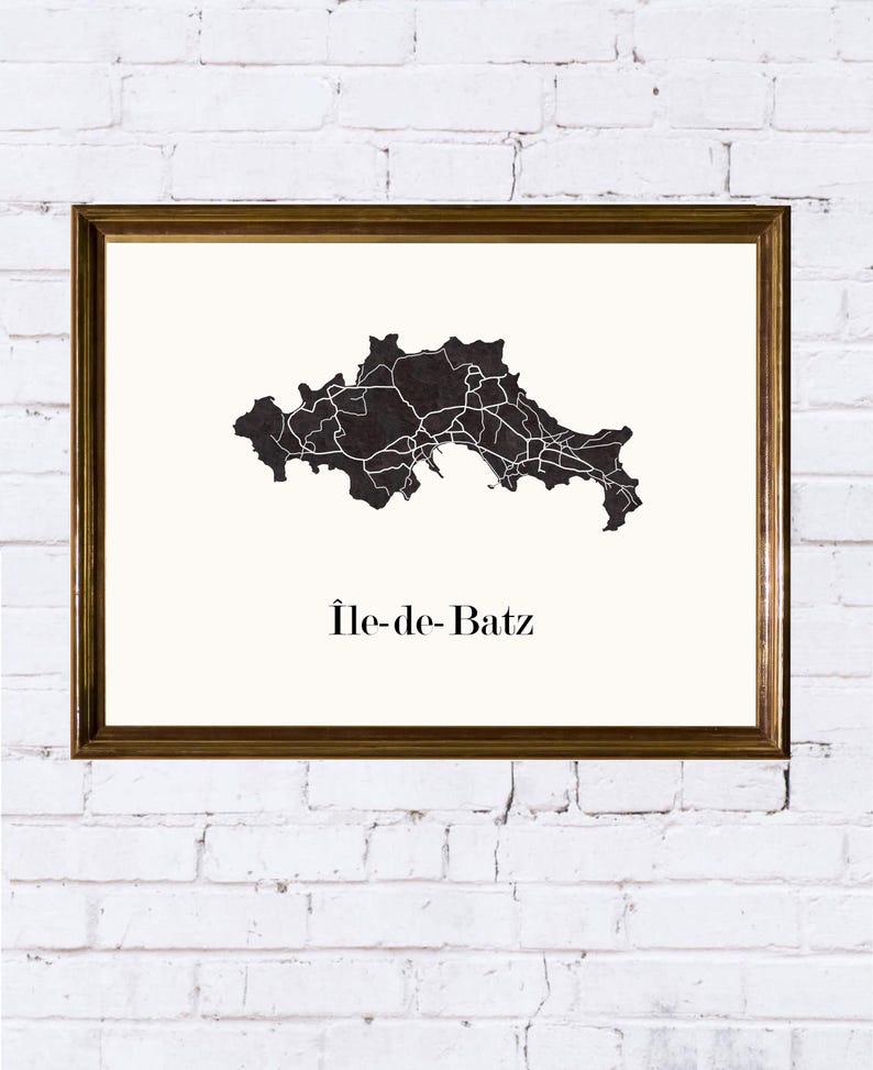 Carte île de Batz graphisme épuré. Décoration style Breton. Cadeau souvenir Bretagne. Affiche scandinave. Affiche amoureux Bretagne. Affiche île de Batz. Décoration minimaliste. Poster couleur ardoise à accrocher. Décoration murale tendance. Décoration réalisée par un créateur. Cadeau homme. Cadeau papa. Cadeau maman. Cadeau de noel. Décoration noir et blanc. Cadeau idéal homme. Cadeau idéal femme. Cadeau unique. Cadeau personnalisé. Cadeau anniversaire. Cadeau de rencontre. Cadeau de mariage.