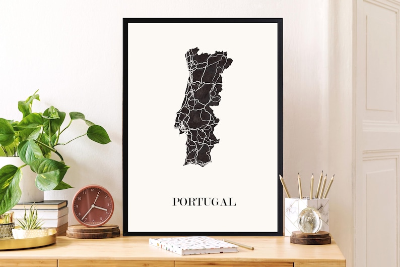 Carte du Portugal graphisme épuré, Décoration style portugaise, Cadeau souvenir Portugal, Affiche scandinave, Affiche amoureux Portugal, Affiche Portugal, Décoration minimaliste, Poster couleur ardoise à accrocher, Décoration murale tendance, Décoration réalisée par un créateur, Cadeau homme, Cadeau papa, Cadeau maman, Cadeau de noel, Décoration noir et blanc, Cadeau idéal homme, Cadeau idéal femme, Cadeau unique, Cadeau personnalisé, Cadeau anniversaire, Cadeau de rencontre, Cadeau de mariage,