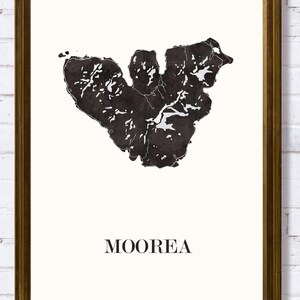 Carte Moorea graphisme épuré. Décoration style Polynésien. Cadeau souvenir Moorea. Affiche style scandinave. Affiche amoureux Polynésie. Affiche Polynésie. Décoration minimaliste. Poster couleur ardoise à accrocher. Décoration murale tendance. Décoration réalisée par un créateur. Cadeau homme. Cadeau papa. Cadeau maman. Cadeau de noel. Décoration noir et blanc. Cadeau idéal homme. Cadeau idéal femme. Cadeau unique. Cadeau personnalisé. Cadeau anniversaire. Cadeau de rencontre. Cadeau de mariage.