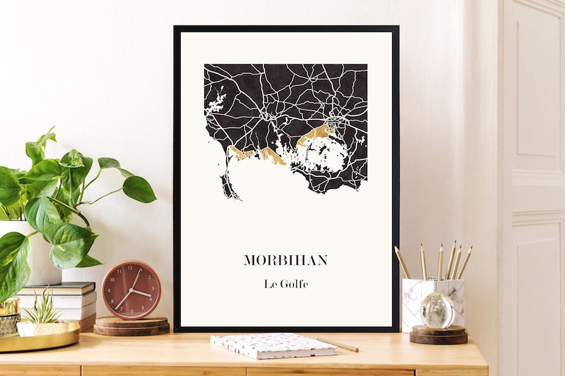 Carte golfe Morbihan graphisme épuré. Décoration style Breton. Cadeau souvenir Golfe morbihan. Affiche scandinave. Affiche amoureux Bretagne. Décoration minimaliste. Poster couleur ardoise à accrocher. Décoration murale tendance. Décoration réalisée par un créateur. Cadeau homme. Cadeau papa. Cadeau maman. Cadeau de noel. Décoration noir et blanc. Cadeau idéal homme. Cadeau idéal femme. Cadeau unique. Cadeau personnalisé. Cadeau anniversaire. Cadeau de rencontre. Cadeau de mariage.