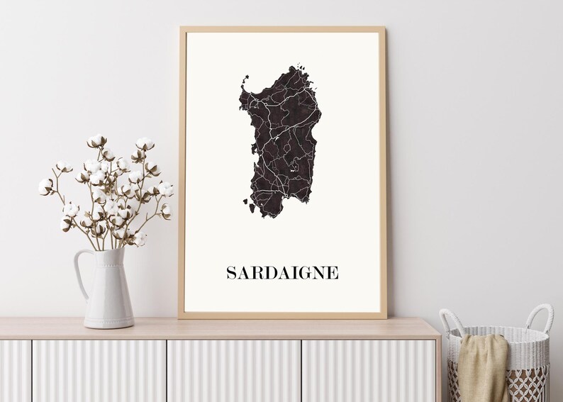 Carte sardaigne graphisme épuré, Décoration style sardaigne, Cadeau souvenir sardaigne, Poster couleur ardoise sardaigne, Affiche amoureux sardaigne, Affiche sardaigne, Affiche style sardaigne, Décoration minimaliste, Décoration murale tendance, Décoration bureau entreprise, Cadeau homme, Cadeau papa, Cadeau maman, Cadeau de noel, Décoration noir et blanc, Cadeau idéal homme, Cadeau idéal femme, Cadeau unique, Cadeau personnalisé, Cadeau anniversaire, Cadeau de rencontre, Cadeau de mariage