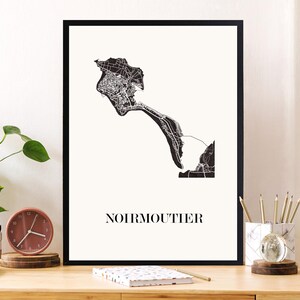 Carte noirmoutier graphisme épuré, Décoration style vendée, Cadeau souvenir noirmoutier, Affiche style scandinave, Affiche amoureux île noirmoutier, Affiche noirmoutier, Décoration minimaliste, Poster couleur ardoise à accrocher, Décoration murale tendance, Décoration réalisée par un créateur, Cadeau homme, Cadeau papa, Cadeau maman, Décoration noir et blanc, Cadeau idéal homme, Cadeau idéal femme, Cadeau unique, Cadeau personnalisé, Cadeau anniversaire, Cadeau de rencontre, Cadeau de mariage