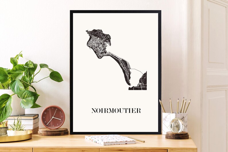 Carte noirmoutier graphisme épuré, Décoration style vendée, Cadeau souvenir noirmoutier, Affiche style scandinave, Affiche amoureux île noirmoutier, Affiche noirmoutier, Décoration minimaliste, Poster couleur ardoise à accrocher, Décoration murale tendance, Décoration réalisée par un créateur, Cadeau homme, Cadeau papa, Cadeau maman, Décoration noir et blanc, Cadeau idéal homme, Cadeau idéal femme, Cadeau unique, Cadeau personnalisé, Cadeau anniversaire, Cadeau de rencontre, Cadeau de mariage