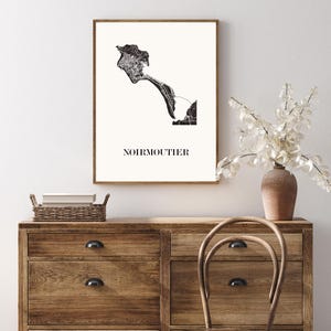 Carte noirmoutier graphisme épuré, Décoration style vendée, Cadeau souvenir noirmoutier, Affiche style scandinave, Affiche amoureux île noirmoutier, Affiche noirmoutier, Décoration minimaliste, Poster couleur ardoise à accrocher, Décoration murale tendance, Décoration réalisée par un créateur, Cadeau homme, Cadeau papa, Cadeau maman, Décoration noir et blanc, Cadeau idéal homme, Cadeau idéal femme, Cadeau unique, Cadeau personnalisé, Cadeau anniversaire, Cadeau de rencontre, Cadeau de mariage