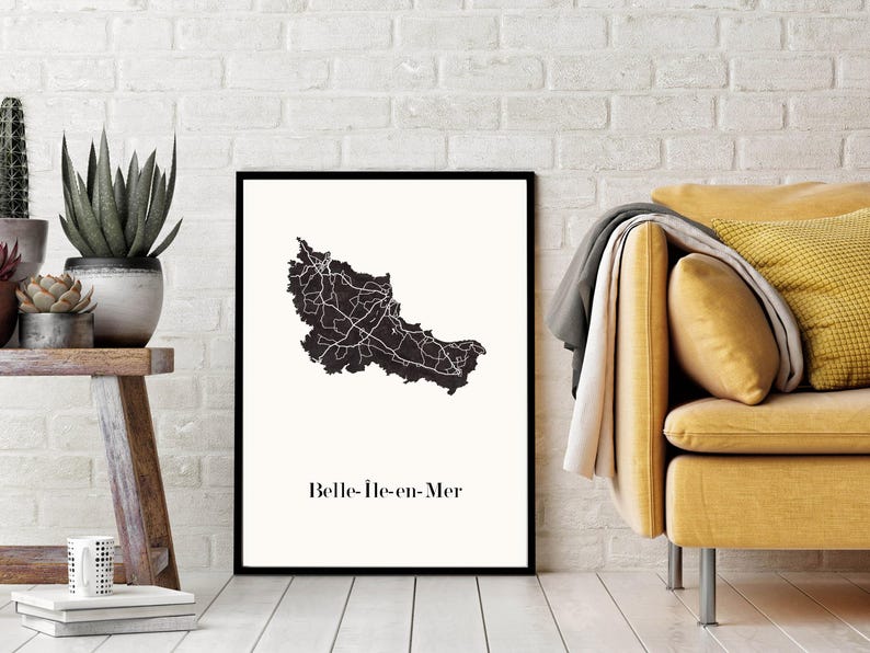 Carte Belle île en mer graphisme épuré. Décoration style Breton. Cadeau souvenir Morbihan. Affiche scandinave. Affiche amoureux Morbihan. Affiche Bretagne. Décoration minimaliste. Poster couleur ardoise à accrocher. Décoration murale tendance. Décoration réalisée par un créateur. Cadeau homme. Cadeau papa. Cadeau maman. Cadeau de noel. Décoration noir et blanc. Cadeau idéal homme. Cadeau idéal femme. Cadeau unique. Cadeau personnalisé. Cadeau anniversaire. Cadeau de rencontre. Cadeau de mariage.
