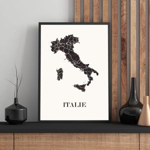 Carte italie graphisme épuré, Décoration style italie, Cadeau souvenir italie, Affiche style scandinave, Affiche amoureux italie, Affiche italie, Décoration minimaliste, Poster couleur ardoise à accrocher, Décoration murale tendance, Décoration réalisée par un créateur, Cadeau homme, Cadeau papa, Cadeau maman, Cadeau de noel, Décoration noir et blanc, Cadeau idéal homme, Cadeau idéal femme, Cadeau unique, Cadeau personnalisé, Cadeau anniversaire, Cadeau de rencontre, Cadeau de mariage