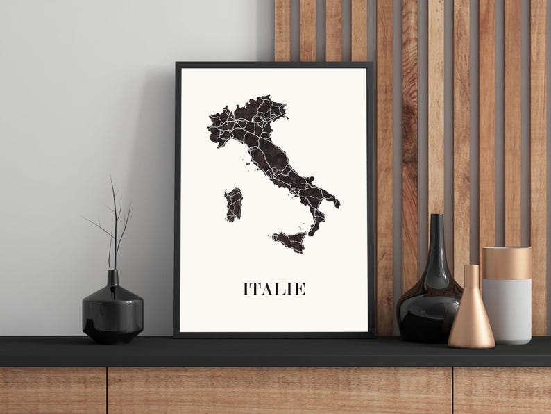 Carte italie graphisme épuré, Décoration style italie, Cadeau souvenir italie, Affiche style scandinave, Affiche amoureux italie, Affiche italie, Décoration minimaliste, Poster couleur ardoise à accrocher, Décoration murale tendance, Décoration réalisée par un créateur, Cadeau homme, Cadeau papa, Cadeau maman, Cadeau de noel, Décoration noir et blanc, Cadeau idéal homme, Cadeau idéal femme, Cadeau unique, Cadeau personnalisé, Cadeau anniversaire, Cadeau de rencontre, Cadeau de mariage