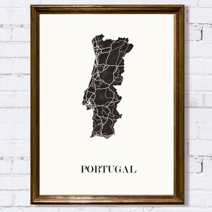 Carte du Portugal graphisme épuré, Décoration style portugaise, Cadeau souvenir Portugal, Affiche scandinave, Affiche amoureux Portugal, Affiche Portugal, Décoration minimaliste, Poster couleur ardoise à accrocher, Décoration murale tendance, Décoration réalisée par un créateur, Cadeau homme, Cadeau papa, Cadeau maman, Cadeau de noel, Décoration noir et blanc, Cadeau idéal homme, Cadeau idéal femme, Cadeau unique, Cadeau personnalisé, Cadeau anniversaire, Cadeau de rencontre, Cadeau de mariage,