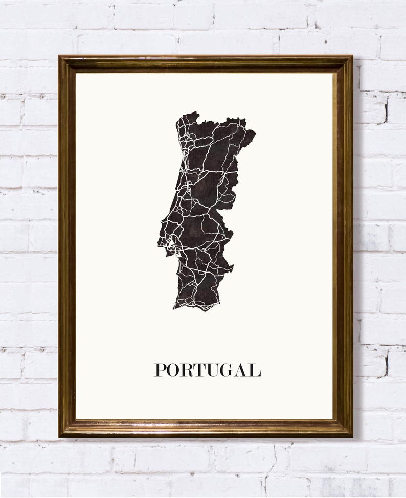 Carte du Portugal graphisme épuré, Décoration style portugaise, Cadeau souvenir Portugal, Affiche scandinave, Affiche amoureux Portugal, Affiche Portugal, Décoration minimaliste, Poster couleur ardoise à accrocher, Décoration murale tendance, Décoration réalisée par un créateur, Cadeau homme, Cadeau papa, Cadeau maman, Cadeau de noel, Décoration noir et blanc, Cadeau idéal homme, Cadeau idéal femme, Cadeau unique, Cadeau personnalisé, Cadeau anniversaire, Cadeau de rencontre, Cadeau de mariage,