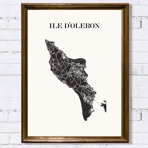 Carte île oléron graphisme épuré, Décoration style île oléron, Cadeau souvenir oléron, Affiche scandinave, Affiche amoureux île oléron, Affiche île oléron, Décoration minimaliste, Poster couleur ardoise à accrocher, Décoration murale tendance, Décoration réalisée par un créateur, Cadeau homme, Cadeau papa, Cadeau maman, Cadeau de noel, Décoration noir et blanc, Cadeau idéal homme, Cadeau idéal femme, Cadeau unique, Cadeau personnalisé, Cadeau anniversaire, Cadeau de rencontre, Cadeau de mariage