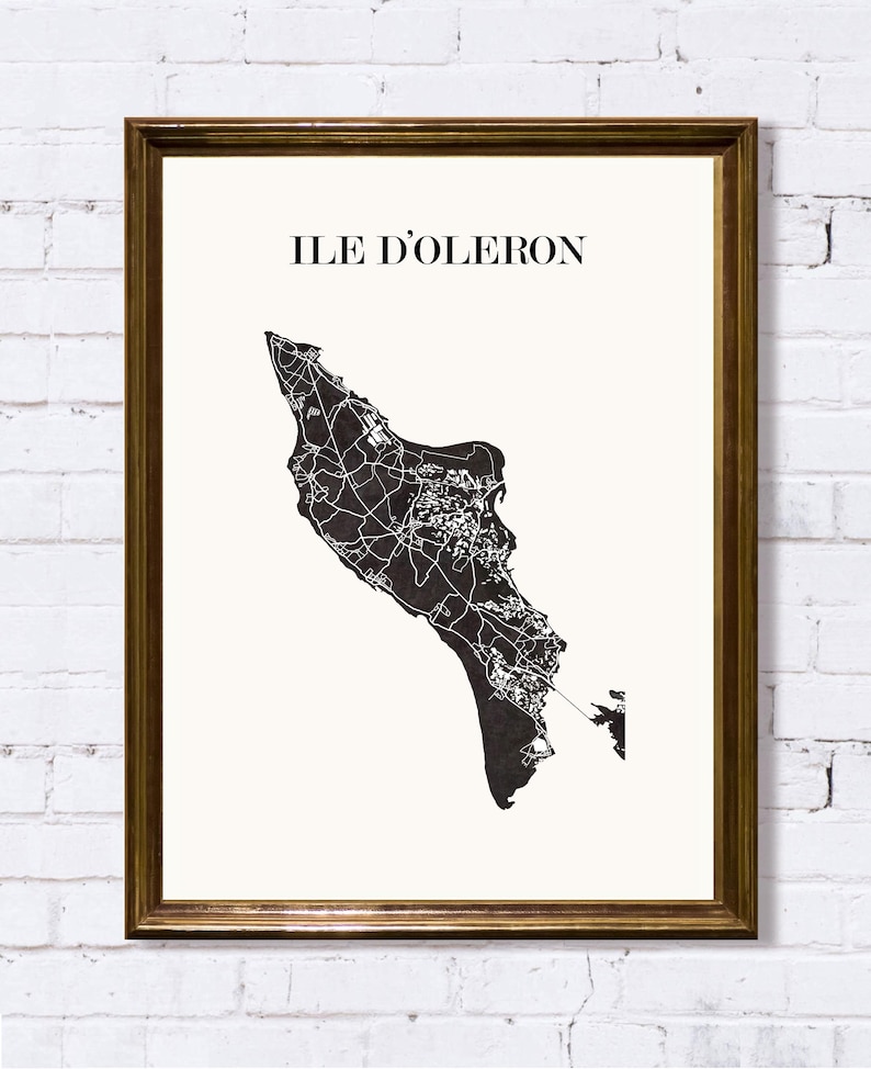Carte île oléron graphisme épuré, Décoration style île oléron, Cadeau souvenir oléron, Affiche scandinave, Affiche amoureux île oléron, Affiche île oléron, Décoration minimaliste, Poster couleur ardoise à accrocher, Décoration murale tendance, Décoration réalisée par un créateur, Cadeau homme, Cadeau papa, Cadeau maman, Cadeau de noel, Décoration noir et blanc, Cadeau idéal homme, Cadeau idéal femme, Cadeau unique, Cadeau personnalisé, Cadeau anniversaire, Cadeau de rencontre, Cadeau de mariage