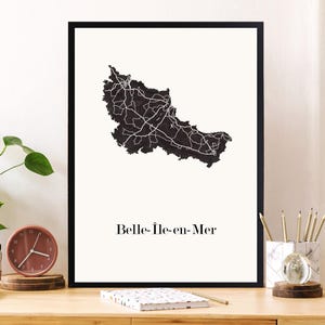 Carte Belle île en mer graphisme épuré. Décoration style Breton. Cadeau souvenir Morbihan. Affiche scandinave. Affiche amoureux Morbihan. Affiche Bretagne. Décoration minimaliste. Poster couleur ardoise à accrocher. Décoration murale tendance. Décoration réalisée par un créateur. Cadeau homme. Cadeau papa. Cadeau maman. Cadeau de noel. Décoration noir et blanc. Cadeau idéal homme. Cadeau idéal femme. Cadeau unique. Cadeau personnalisé. Cadeau anniversaire. Cadeau de rencontre. Cadeau de mariage.