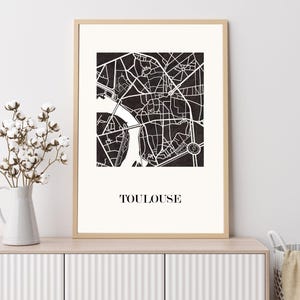 Carte de toulouse graphisme épuré, Décoration style toulouse, Cadeau souvenir toulouse, Affiche style scandinave, Affiche amoureux toulouse, Affiche toulouse, Décoration minimaliste, Poster couleur ardoise, Décoration murale tendance, Décoration réalisée par un créateur, Cadeau homme, Cadeau papa, Cadeau maman, Cadeau de noel, Décoration noir et blanc, Cadeau idéal homme, Cadeau idéal femme, Cadeau unique, Cadeau personnalisé, Cadeau anniversaire, Cadeau de rencontre, Cadeau de mariage