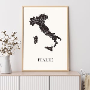 Carte italie graphisme épuré, Décoration style italie, Cadeau souvenir italie, Affiche style scandinave, Affiche amoureux italie, Affiche italie, Décoration minimaliste, Poster couleur ardoise à accrocher, Décoration murale tendance, Décoration réalisée par un créateur, Cadeau homme, Cadeau papa, Cadeau maman, Cadeau de noel, Décoration noir et blanc, Cadeau idéal homme, Cadeau idéal femme, Cadeau unique, Cadeau personnalisé, Cadeau anniversaire, Cadeau de rencontre, Cadeau de mariage