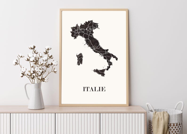 Carte italie graphisme épuré, Décoration style italie, Cadeau souvenir italie, Affiche style scandinave, Affiche amoureux italie, Affiche italie, Décoration minimaliste, Poster couleur ardoise à accrocher, Décoration murale tendance, Décoration réalisée par un créateur, Cadeau homme, Cadeau papa, Cadeau maman, Cadeau de noel, Décoration noir et blanc, Cadeau idéal homme, Cadeau idéal femme, Cadeau unique, Cadeau personnalisé, Cadeau anniversaire, Cadeau de rencontre, Cadeau de mariage