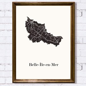 Carte Belle île en mer graphisme épuré. Décoration style Breton. Cadeau souvenir Morbihan. Affiche scandinave. Affiche amoureux Morbihan. Affiche Bretagne. Décoration minimaliste. Poster couleur ardoise à accrocher. Décoration murale tendance. Décoration réalisée par un créateur. Cadeau homme. Cadeau papa. Cadeau maman. Cadeau de noel. Décoration noir et blanc. Cadeau idéal homme. Cadeau idéal femme. Cadeau unique. Cadeau personnalisé. Cadeau anniversaire. Cadeau de rencontre. Cadeau de mariage.