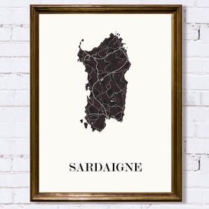 Carte sardaigne graphisme épuré, Décoration style sardaigne, Cadeau souvenir sardaigne, Poster couleur ardoise sardaigne, Affiche amoureux sardaigne, Affiche sardaigne, Affiche style sardaigne, Décoration minimaliste, Décoration murale tendance, Décoration bureau entreprise, Cadeau homme, Cadeau papa, Cadeau maman, Cadeau de noel, Décoration noir et blanc, Cadeau idéal homme, Cadeau idéal femme, Cadeau unique, Cadeau personnalisé, Cadeau anniversaire, Cadeau de rencontre, Cadeau de mariage