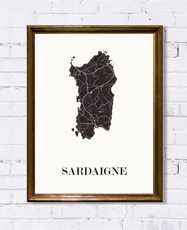 Carte sardaigne graphisme épuré, Décoration style sardaigne, Cadeau souvenir sardaigne, Poster couleur ardoise sardaigne, Affiche amoureux sardaigne, Affiche sardaigne, Affiche style sardaigne, Décoration minimaliste, Décoration murale tendance, Décoration bureau entreprise, Cadeau homme, Cadeau papa, Cadeau maman, Cadeau de noel, Décoration noir et blanc, Cadeau idéal homme, Cadeau idéal femme, Cadeau unique, Cadeau personnalisé, Cadeau anniversaire, Cadeau de rencontre, Cadeau de mariage