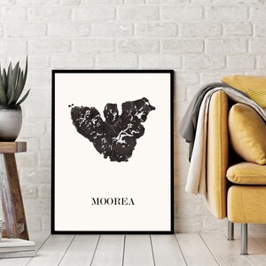 Carte Moorea graphisme épuré. Décoration style Polynésien. Cadeau souvenir Moorea. Affiche style scandinave. Affiche amoureux Polynésie. Affiche Polynésie. Décoration minimaliste. Poster couleur ardoise à accrocher. Décoration murale tendance. Décoration réalisée par un créateur. Cadeau homme. Cadeau papa. Cadeau maman. Cadeau de noel. Décoration noir et blanc. Cadeau idéal homme. Cadeau idéal femme. Cadeau unique. Cadeau personnalisé. Cadeau anniversaire. Cadeau de rencontre. Cadeau de mariage.