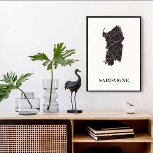 Carte sardaigne graphisme épuré, Décoration style sardaigne, Cadeau souvenir sardaigne, Poster couleur ardoise sardaigne, Affiche amoureux sardaigne, Affiche sardaigne, Affiche style sardaigne, Décoration minimaliste, Décoration murale tendance, Décoration bureau entreprise, Cadeau homme, Cadeau papa, Cadeau maman, Cadeau de noel, Décoration noir et blanc, Cadeau idéal homme, Cadeau idéal femme, Cadeau unique, Cadeau personnalisé, Cadeau anniversaire, Cadeau de rencontre, Cadeau de mariage
