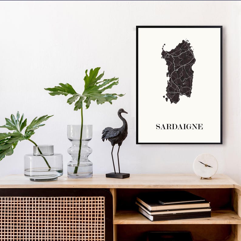 Carte sardaigne graphisme épuré, Décoration style sardaigne, Cadeau souvenir sardaigne, Poster couleur ardoise sardaigne, Affiche amoureux sardaigne, Affiche sardaigne, Affiche style sardaigne, Décoration minimaliste, Décoration murale tendance, Décoration bureau entreprise, Cadeau homme, Cadeau papa, Cadeau maman, Cadeau de noel, Décoration noir et blanc, Cadeau idéal homme, Cadeau idéal femme, Cadeau unique, Cadeau personnalisé, Cadeau anniversaire, Cadeau de rencontre, Cadeau de mariage