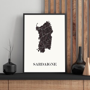 Carte sardaigne graphisme épuré, Décoration style sardaigne, Cadeau souvenir sardaigne, Poster couleur ardoise sardaigne, Affiche amoureux sardaigne, Affiche sardaigne, Affiche style sardaigne, Décoration minimaliste, Décoration murale tendance, Décoration bureau entreprise, Cadeau homme, Cadeau papa, Cadeau maman, Cadeau de noel, Décoration noir et blanc, Cadeau idéal homme, Cadeau idéal femme, Cadeau unique, Cadeau personnalisé, Cadeau anniversaire, Cadeau de rencontre, Cadeau de mariage