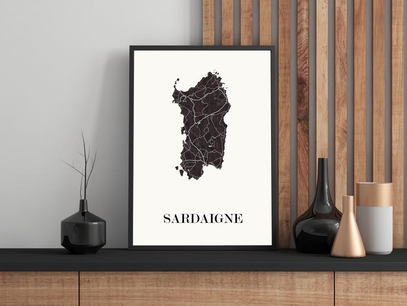 Carte sardaigne graphisme épuré, Décoration style sardaigne, Cadeau souvenir sardaigne, Poster couleur ardoise sardaigne, Affiche amoureux sardaigne, Affiche sardaigne, Affiche style sardaigne, Décoration minimaliste, Décoration murale tendance, Décoration bureau entreprise, Cadeau homme, Cadeau papa, Cadeau maman, Cadeau de noel, Décoration noir et blanc, Cadeau idéal homme, Cadeau idéal femme, Cadeau unique, Cadeau personnalisé, Cadeau anniversaire, Cadeau de rencontre, Cadeau de mariage