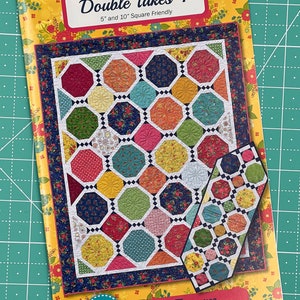Double Takes 4 Patrón de colcha de retales con piezas tradicionales de Anka's Treasures Charm Pack y Layer Cake amigable